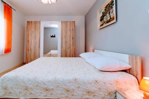sypialnia z dużym łóżkiem w pokoju w obiekcie Spacious Apartment Borik & Parking w mieście Zadar