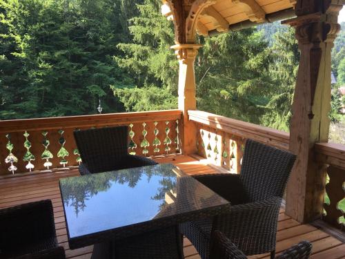 un patio con mesa y sillas en una terraza en Willa Trebla en Miedzygorze