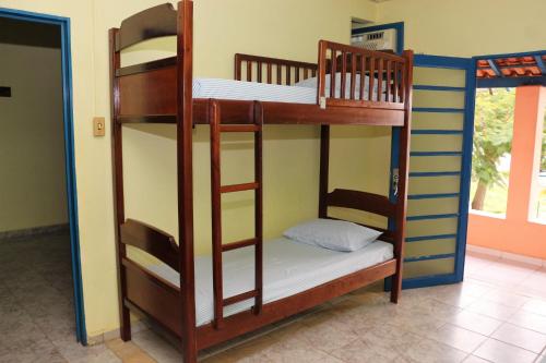Katil dua tingkat atau katil-katil dua tingkat dalam bilik di Estância Bela Vida