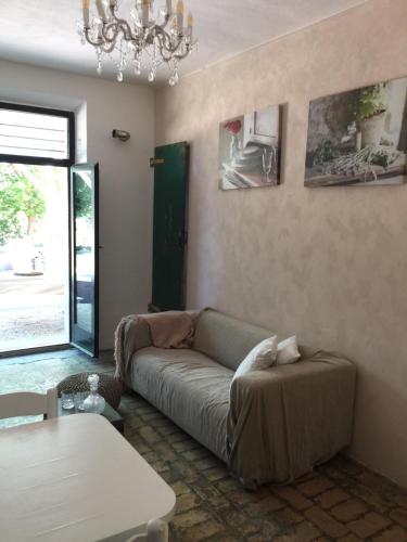 a living room with a couch and a table at B&B Casa del Fonte in Corinaldo