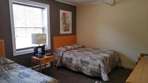 מיטה או מיטות בחדר ב-Historic Hotel Corner Brook