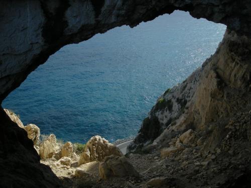 a view of the ocean from a cave at La vie est belle in Finale Ligure