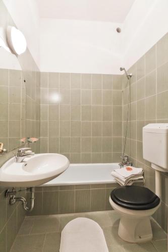 a bathroom with a sink and a toilet and a bath tub at Palazzetto San Lio, Rialto in Venice