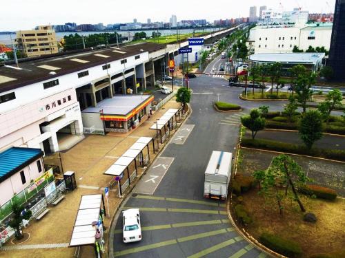 an overhead view of a city street with vehicles parked at Nice Inn Hotel Ichikawa Tokyo Bay in Urayasu