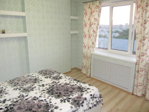 ウファにあるApartment Revolutsionnaya 68-61のベッドルーム(ベッド1台、窓付)