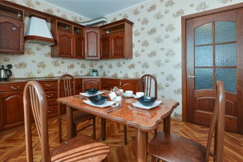 モスクワにあるApartamienty na Azovskoi 9k2のキッチン(木製テーブル、椅子付)