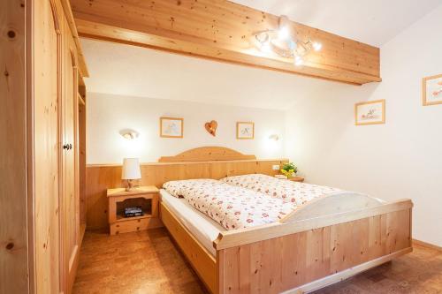 ロイタッシュにあるLandhaus Lindl - Ein ruhiges Platzl zum Wohlfühlenのベッドルーム1室(大型木製ベッド1台付)