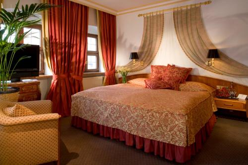 a hotel room with a large bed and a large window at Romantik Hotel Bülow Residenz in Dresden