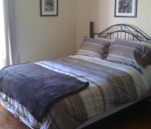 Una cama o camas en una habitación de Dominion Hotel