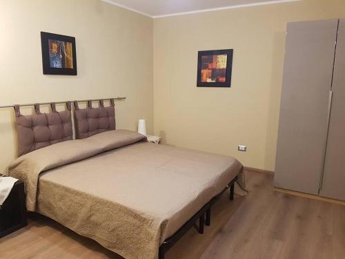 1 dormitorio con 1 cama grande en una habitación en AleKS friendly house en Canale