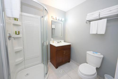 A bathroom at Wasaga Riverdocks Hotel Suites