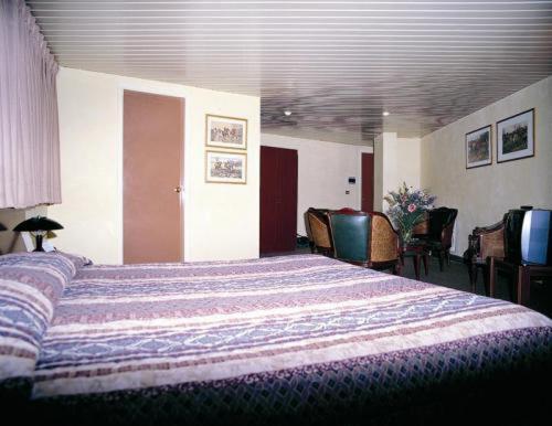 a bedroom with a large bed in a room at Le Crillon in Broummana