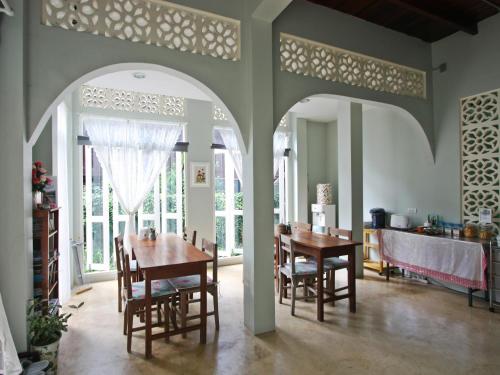 - une salle à manger avec une table et des chaises dans l'établissement Lada House, à Lampang