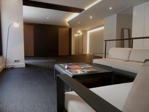 a living room with a couch and a table at T2 bis luxe hyper centre piscine in Bordeaux