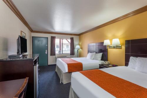 Howard Johnson by Wyndham Norcoにあるベッド