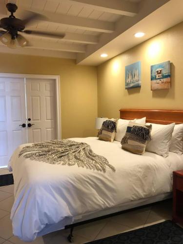Katil atau katil-katil dalam bilik di Quinta Pacifica Beachfront Villas