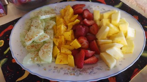 Playa Hermosa Inn at the beach في إنسينادا: صحن من الفواكه والخضار على طاولة