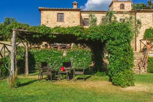 an arch with chairs and a table in front of a building at Ormanni nel Chianti Classico in Barberino di Val dʼElsa