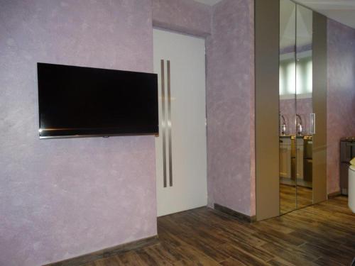 サン・テティエンヌ・ド・ティネにあるBlaise studioのリビングルーム(壁に薄型テレビ付)