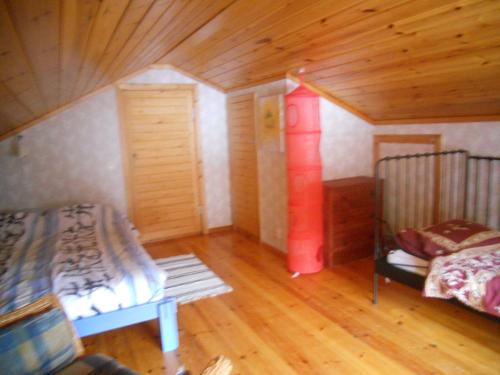 ViggeにあるBrukstugaの木製天井のキャビン内のベッド2台が備わる客室です。