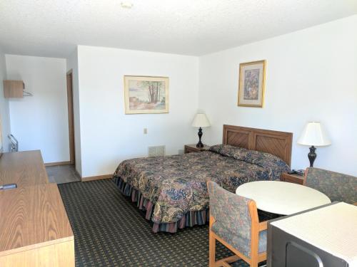En eller flere senger på et rom på All Seasons Motel
