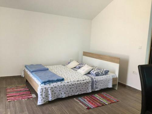 Postel nebo postele na pokoji v ubytování Penthouse Prvic Luka