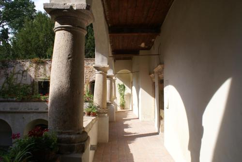 an alley with columns and flowers in a building at Chateau Třebešice in Kutná Hora