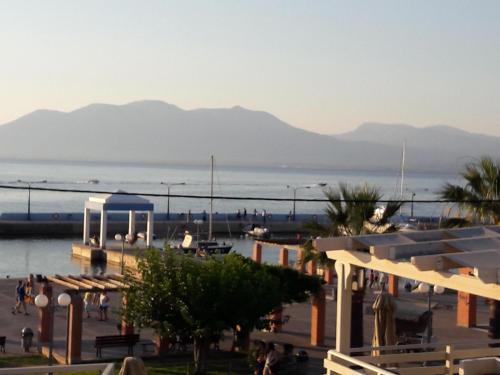 a view of a beach with mountains in the background at Seaside Studios in Áyioi Apóstoloi