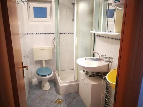 Bathroom sa Apartments Buki-sea view