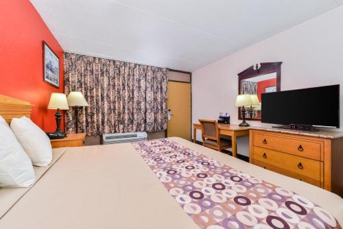 Llit o llits en una habitació de Americas Best Value Inn - Goodlettsville