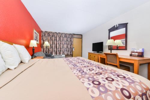 מיטה או מיטות בחדר ב-Americas Best Value Inn - Goodlettsville