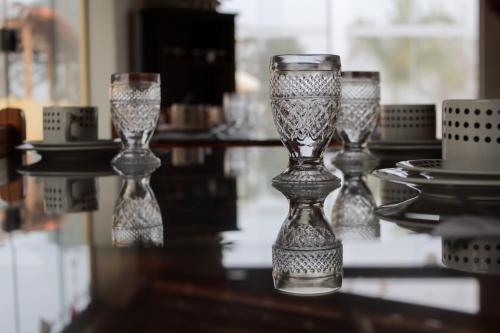 um grupo de vasos de vidro sentados numa mesa em Pousada São Sebastião em São Sebastião do Rio Verde