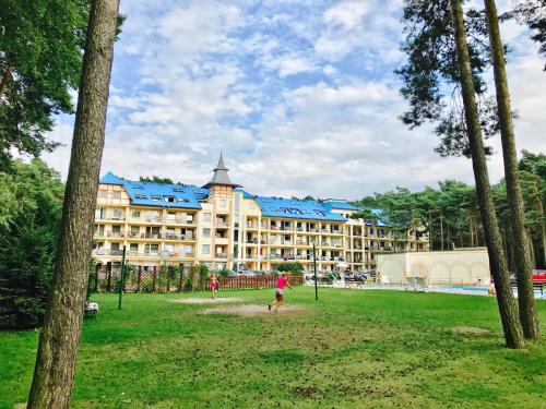 duży budynek w środku parku w obiekcie Apartamenty Platinum w Łukęcinie