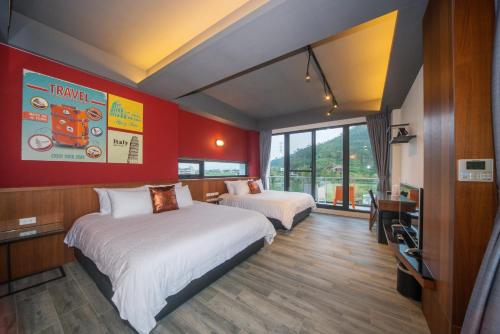 a hotel room with two beds and a television at sunlight mound in Yuanshan