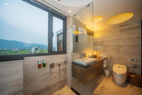 un bagno con lavandino e doccia con finestra di sunlight mound a Yuanshan