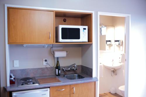 Virtuvė arba virtuvėlė apgyvendinimo įstaigoje Kiwi Studios Motel