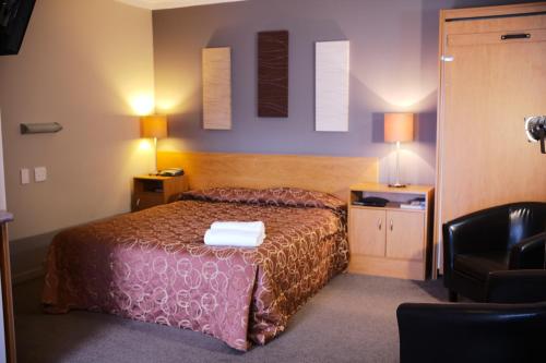 Llit o llits en una habitació de Kiwi Studios Motel