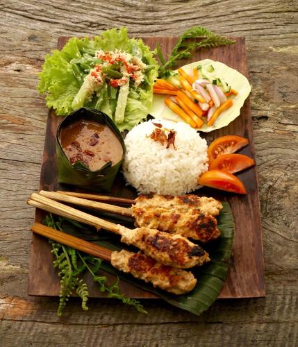 Makanan di atau berdekatan rumah tamu ini