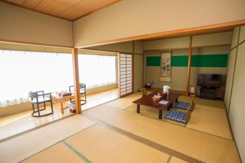 薩摩川内市にあるホテルグリーンヒル鹿児島のテーブル付きの部屋の内側の景色
