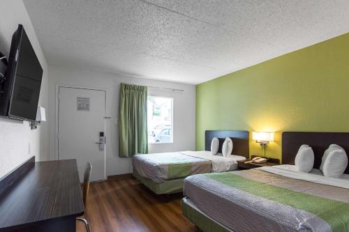Katil atau katil-katil dalam bilik di Motel 6-Warminster, PA