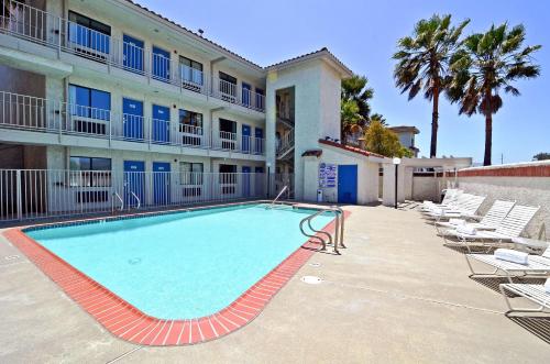 Bazén v ubytování Motel 6-Fairfield, CA - Napa Valley nebo v jeho okolí