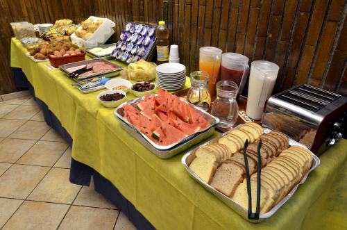 een tafel met een groene tafelkleed met voedsel erop bij Hotel Tex in Rome