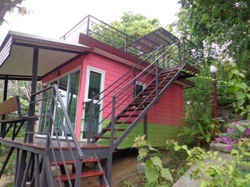 una casa roja y verde con una escalera en Hill Zone Home Stay by Little Paradise en Haad Rin