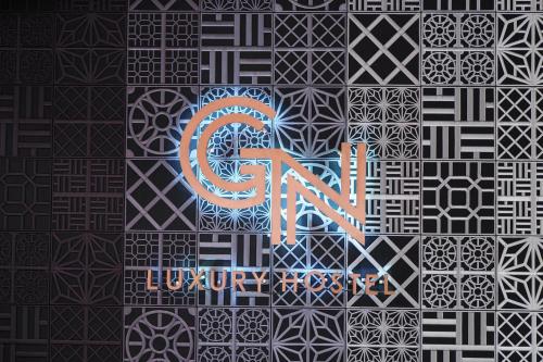 Et logo, certifikat, skilt eller en pris der bliver vist frem på GN Luxury Hostel