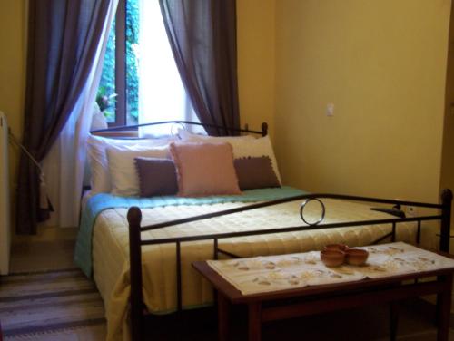 ステムニツァにあるDiavatikoのベッドルーム1室(ベッド1台、テーブル、窓付)