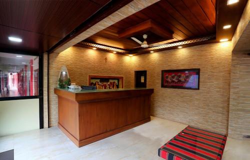 un vestíbulo con un cajero automático y una alfombra en AIRCO Le-Grand Inn, en Thiruvalla