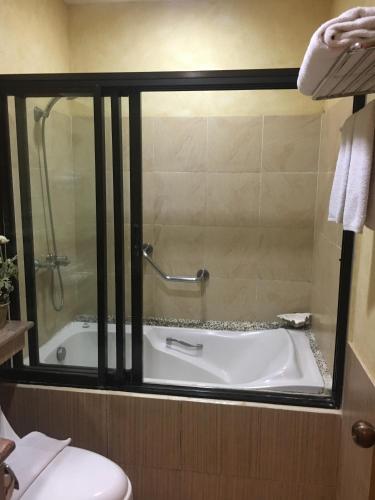 Koupelna v ubytování Java Hotel