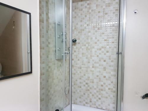 una doccia con porta in vetro in bagno di Hogar del Puerto a Combarro