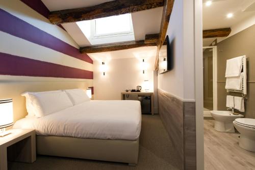 ローマにあるルレ サンタ マリア マッジョーレのベッドとバスルーム付きのホテルルームです。