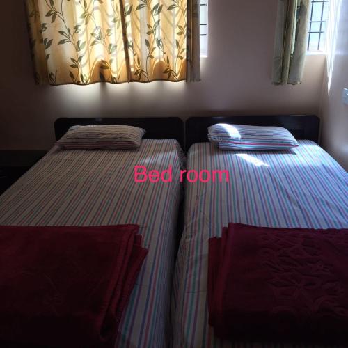Un pat sau paturi într-o cameră la Marina Stay